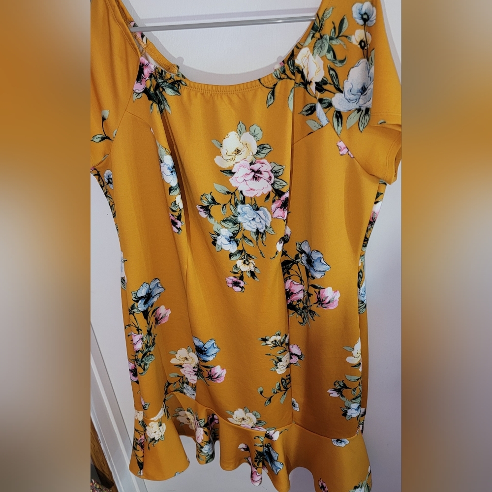 Beautiful Yellow and Floral Dress w/ Tie in back - Picture 2 of 6